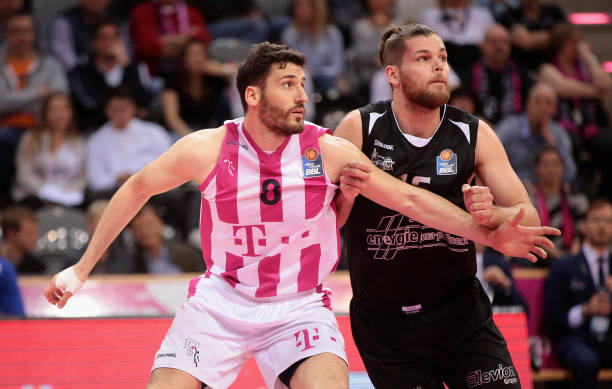 配合展现出 配合展现出